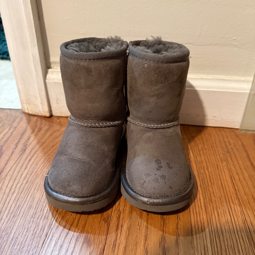 Ugg Kids Toddler Classic II Shine Sheepskin Suede Gray Boots - Toddler size 7